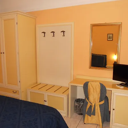 Salus Hotell